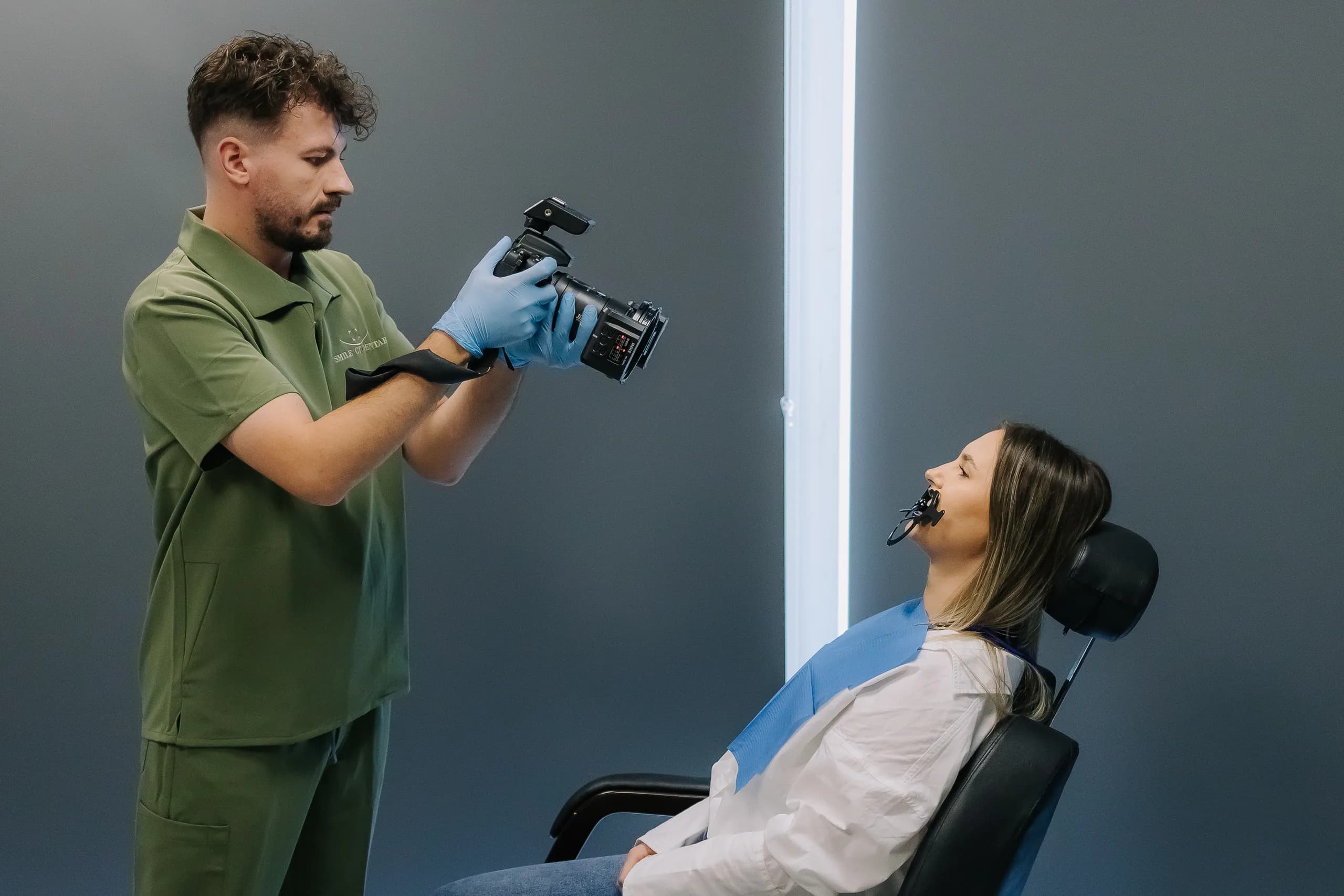 Fotografie dentară clinică, în camera dedicată a centrului